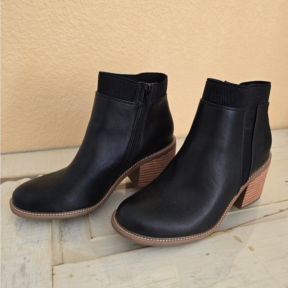 Korks black ankle boots